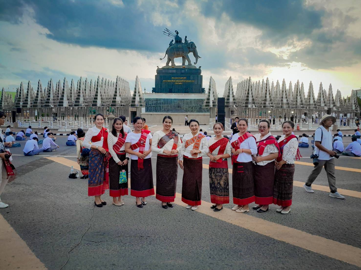 รำบวงสรวงน้อมรำลึกในพระมหากรุณาธิคุณ  ในงานพิธีวันสมเด็จพระพุทธยอดฟ้ามหาราชานุสรณ์ 