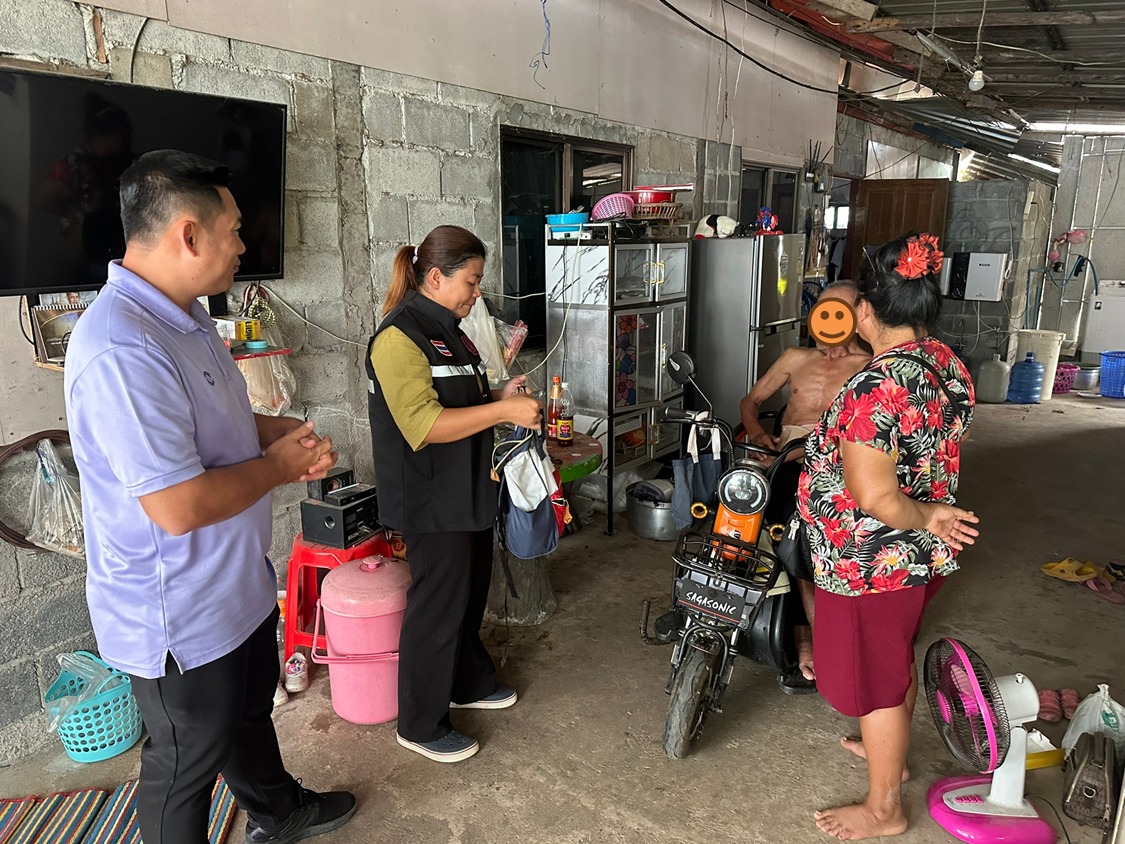 ลงพื้นที่เยี่ยมผู้ประสบปัญหาทางสังคม 