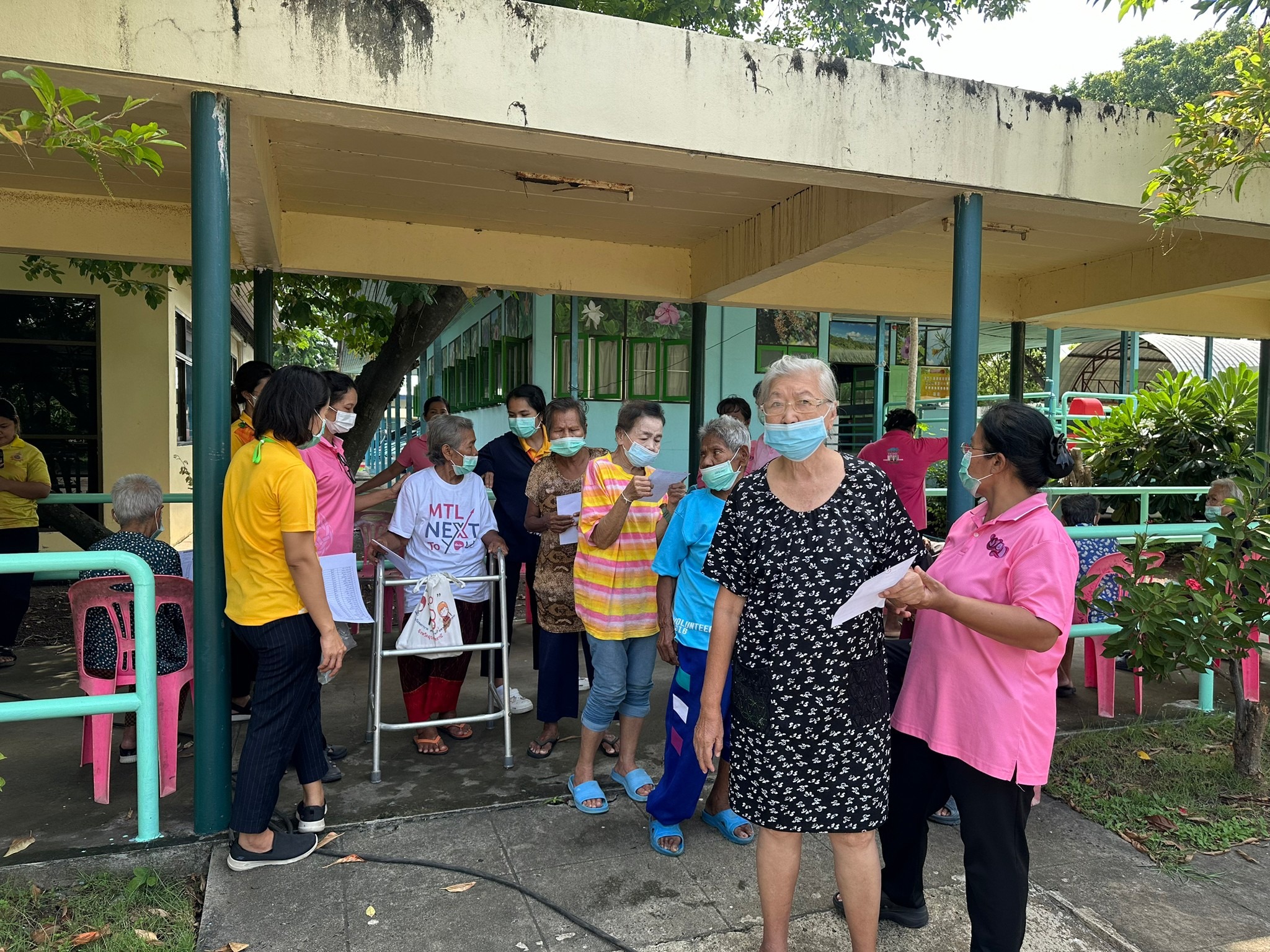 โรงพยาบาลบุรีรัมย์ เข้าตรวจเอกซเรย์ปอด ให้กับผู้สูงอายุและเจ้าหน้าที่