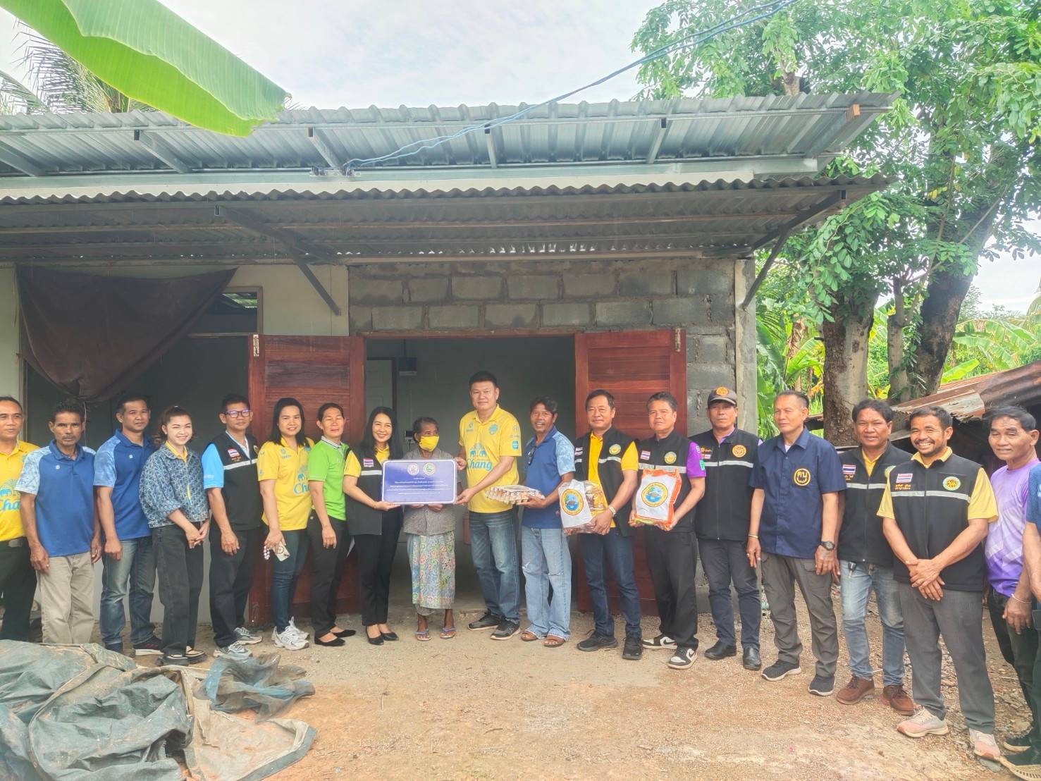 สนับสนุนการปรับสภาพแวดล้อมและสิ่งอำนวยความสะดวกซ่อมแซมปรับปรุงบ้านให้เหมาะสมและปลอดภัยแก่ผู้สูงอายุ จำนวน 2 ราย 