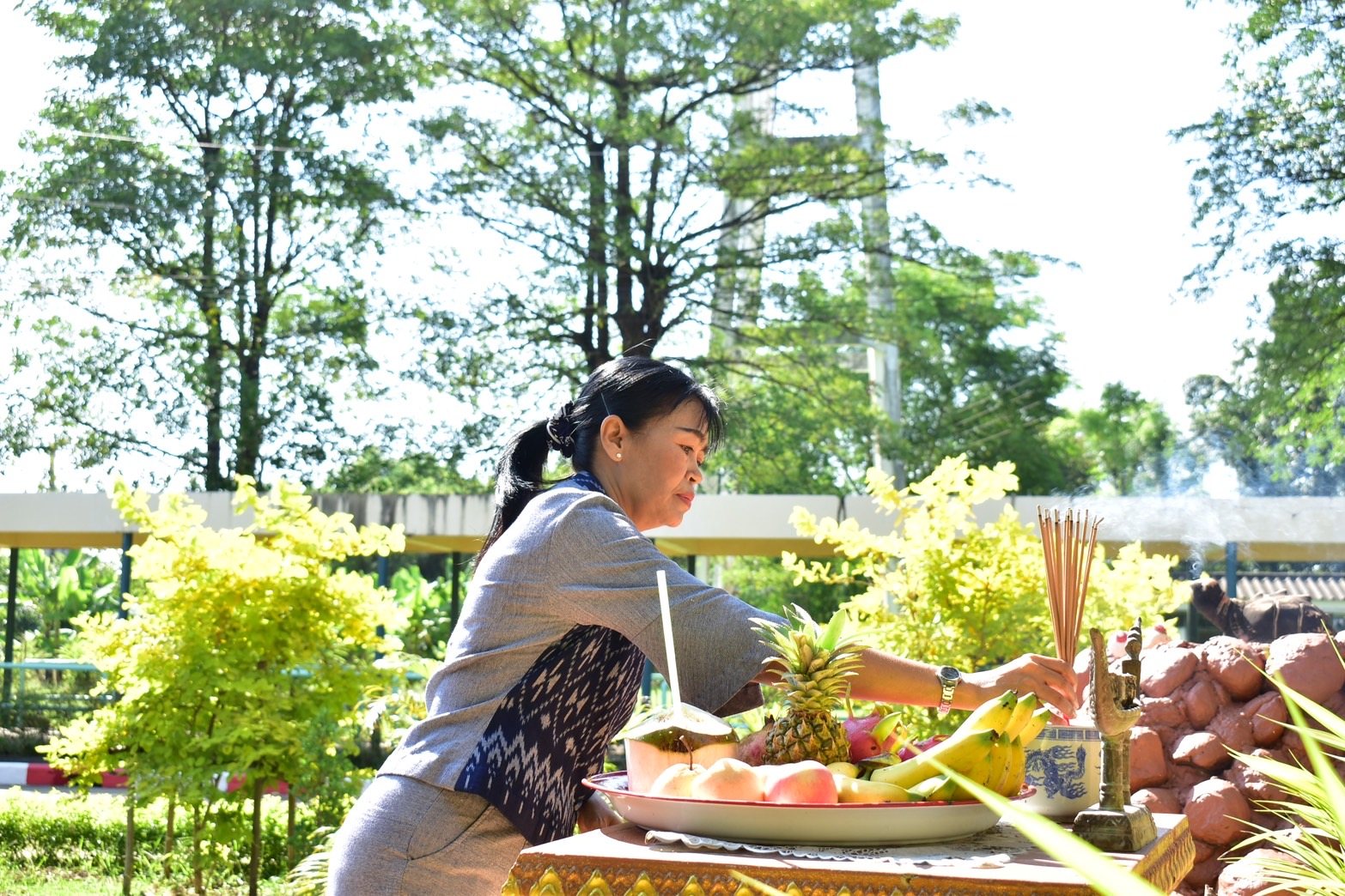 นางเจริญศรี วงค์สม ผู้อำนวยการศูนย์พัฒนาการจัดสวัสดิการสังคมผู้สูงอายุบ้านบุรีรัมย์ สักการะสิ่งศักดิ์สิทธิ์ประจำศูนย์ฯ