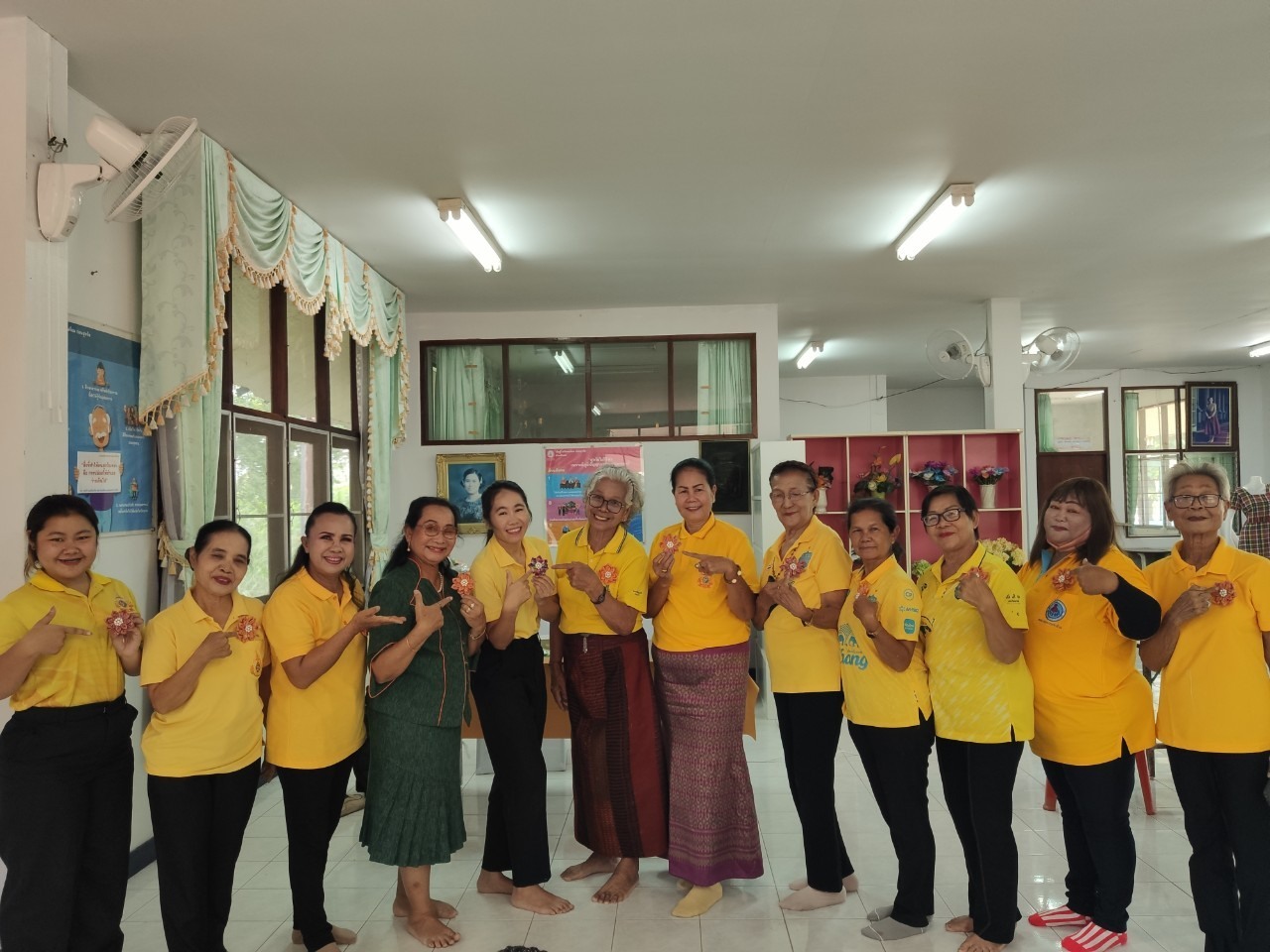  ขับเคลื่อนโรงเรียนผู้สูงอายุเทศบาลเมืองชุมเห็ด จัดการเรียนการสอนสัปดาห์ที่ 6 วิชาประดิษฐ์เข็มกลัดดอกไม้จากผ้าขาวม้า