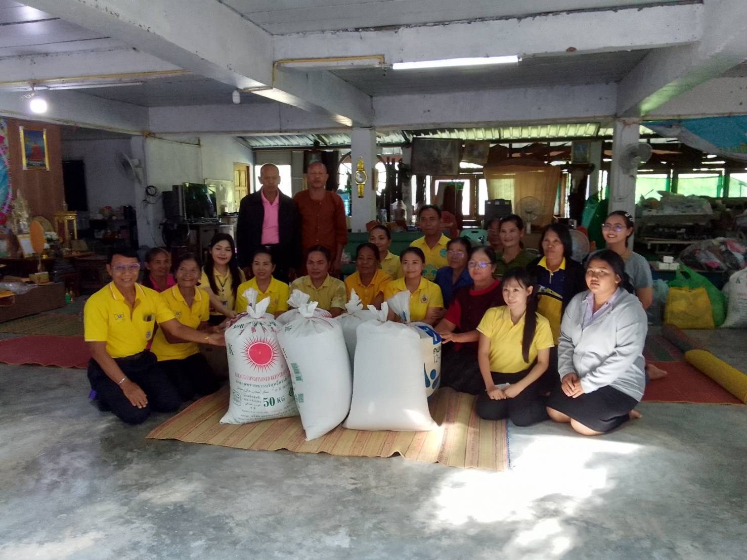 พระคุณเจ้าพระอาจารย์เลอศักดิ์ วราสโภ บริจาคข้าวสาร จำนวน 7 กระสอบ