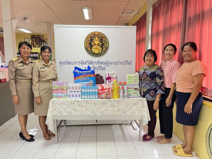  ท่านไพรวรรณ พลวัน  บริจาคเครื่องอุปโภค-บริโภค ให้กับกับผู้สูงอายุ
