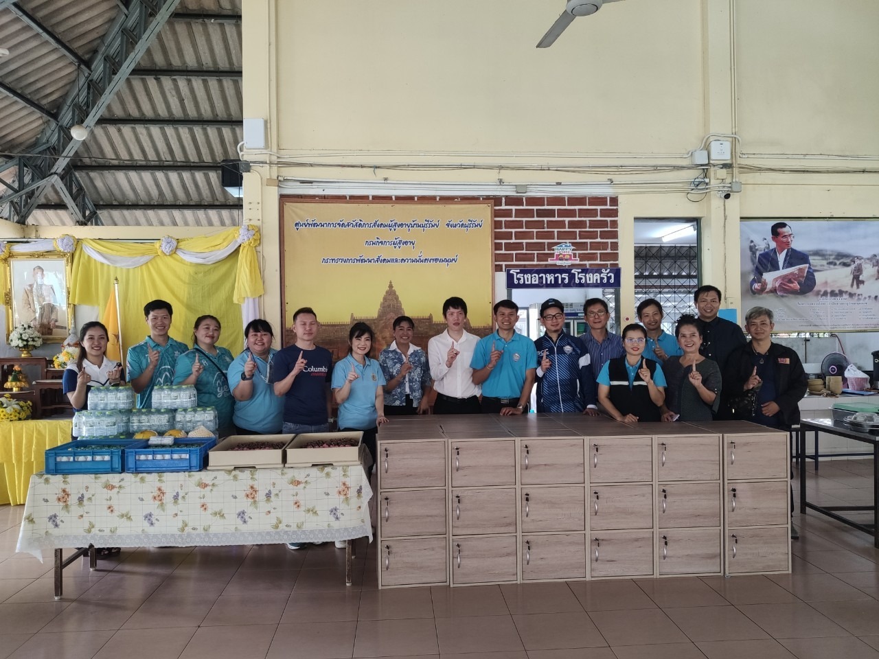 ศพส.บ้านบุรีรัมย์ ขอขอบคุณ คณะกรรมการหอการค้าจังหวัดบุรีรัมย์และชมรมแม่ดีเด่นแห่งชาติจังหวัดบุรีรัมย์ มอบตู้หัวเตียง จำนวน 20 ตู้ เลี้ยงอาหารกลางวัน และเครื่องอุปโภค