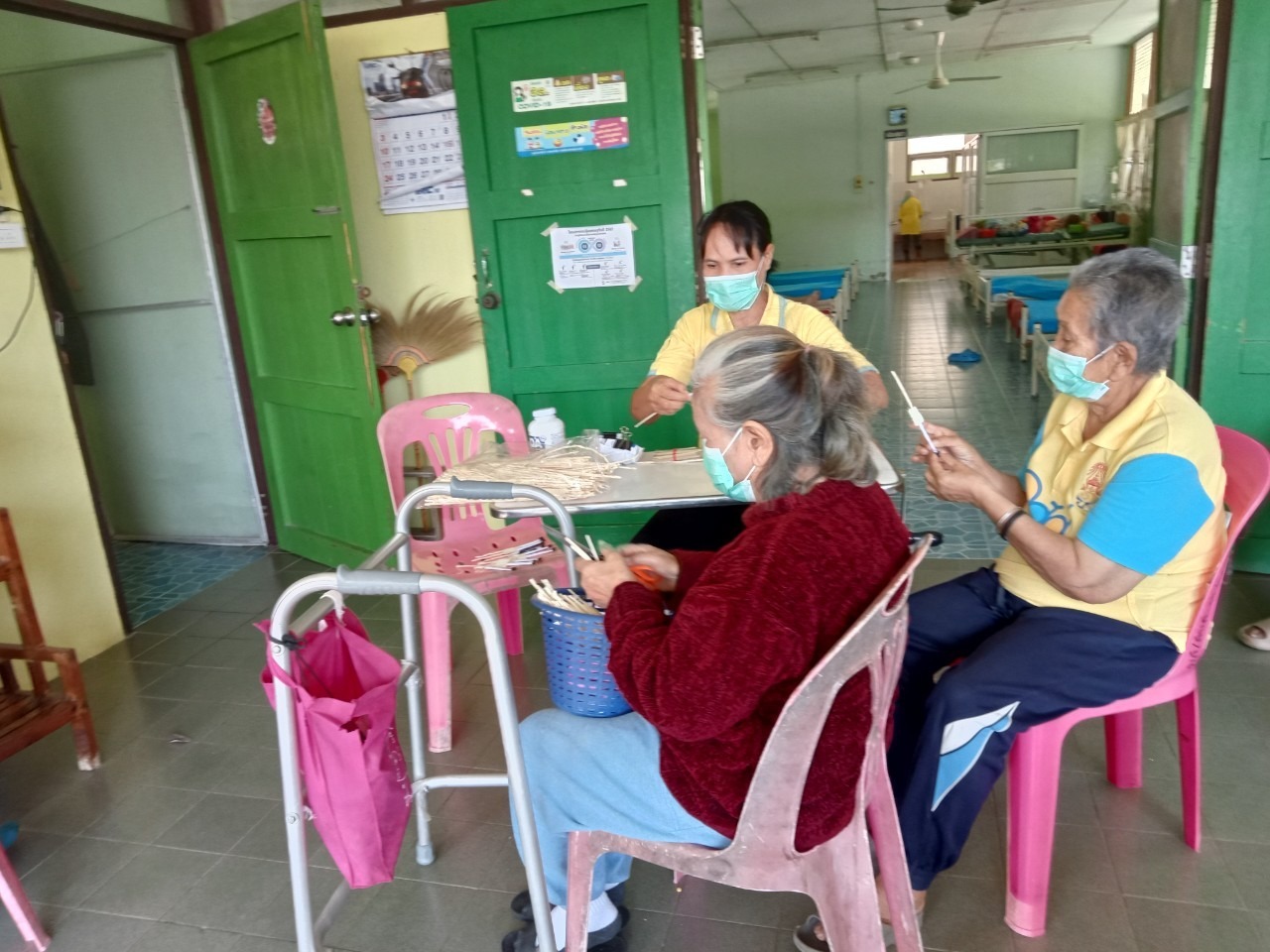 กิจกรรมอาชีวบำบัด (ทำดอกไม้จันทน์)