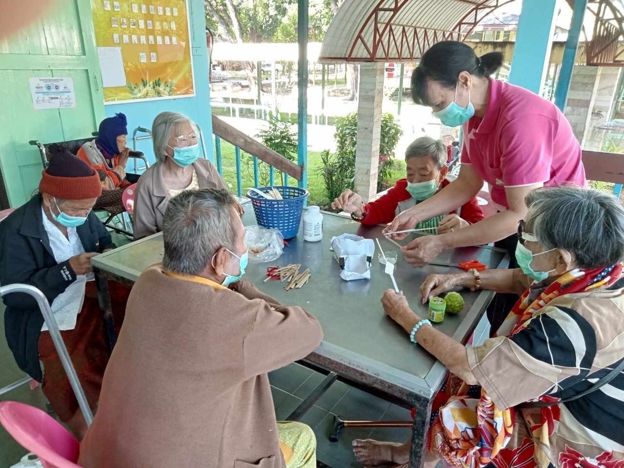 กิจกรรม อาชีวบำบัด (เย็บผ้า,ทำดอกไม้จันทน์)