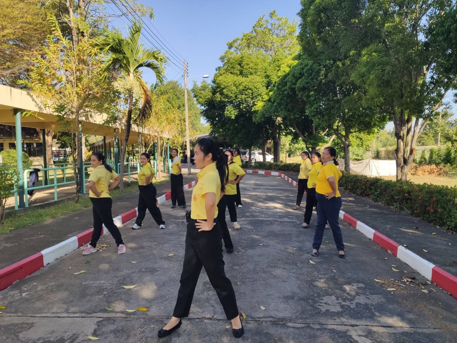 ศพส.บ้านบุรีรัมย์ จัดกิจกรรม ออกกำลังกายเป็นนิจ ชีวิตเป็นสุข สุขภาพแข็งแรง โดยเจ้าหน้าที่ ออกกำลังกาย ยืดเหยียดกล้ามเนื้อ ก่อนปฏิบัติงาน