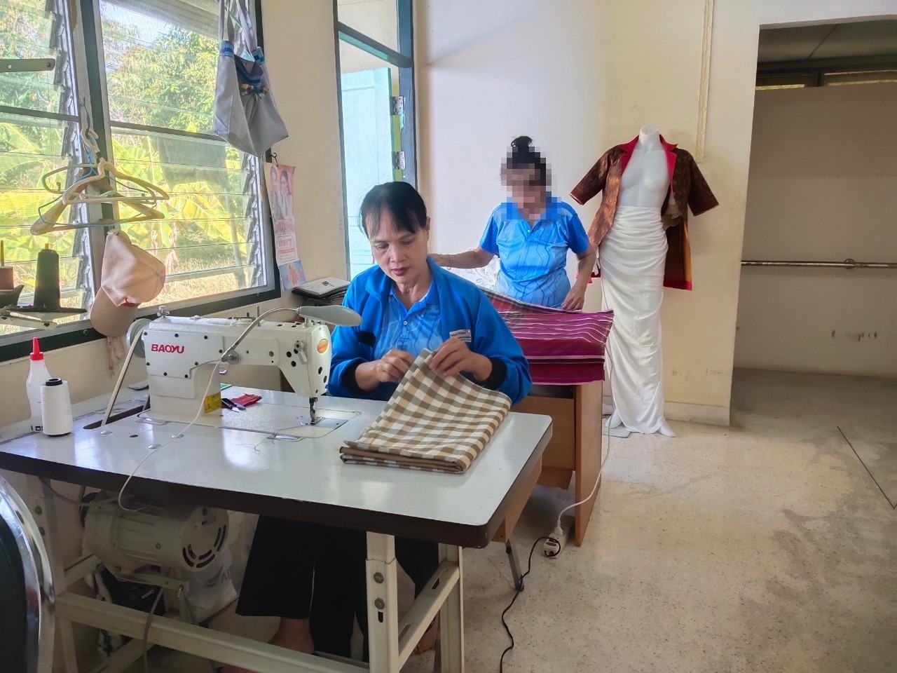 ส่งเสริมให้ผู้สูงอายุในสถาบัน ทำกิจกรรมอาชีวบำบัด (เย็บผ้า) เพื่อสร้างสรรค์ผลงานให้เกิดผลผลิตและต่อยอดการพัฒนาอาชีพได้