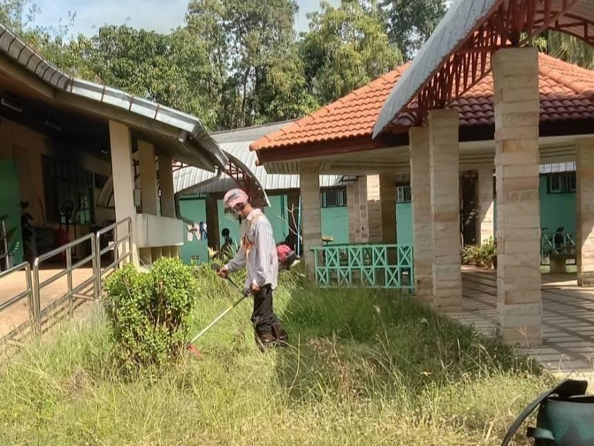 5 ส. ร่วมใจ พัฒนาสภาพแวดล้อม  ทำความสะอาด ตัดหญ้าบริเวณโดยรอบอาคาร เพื่อส่งเสริมคุณค่าของเจ้าหน้าที่ในการมีจิตอาสา และเพื่อความสะอาด เป็นระเบียบ