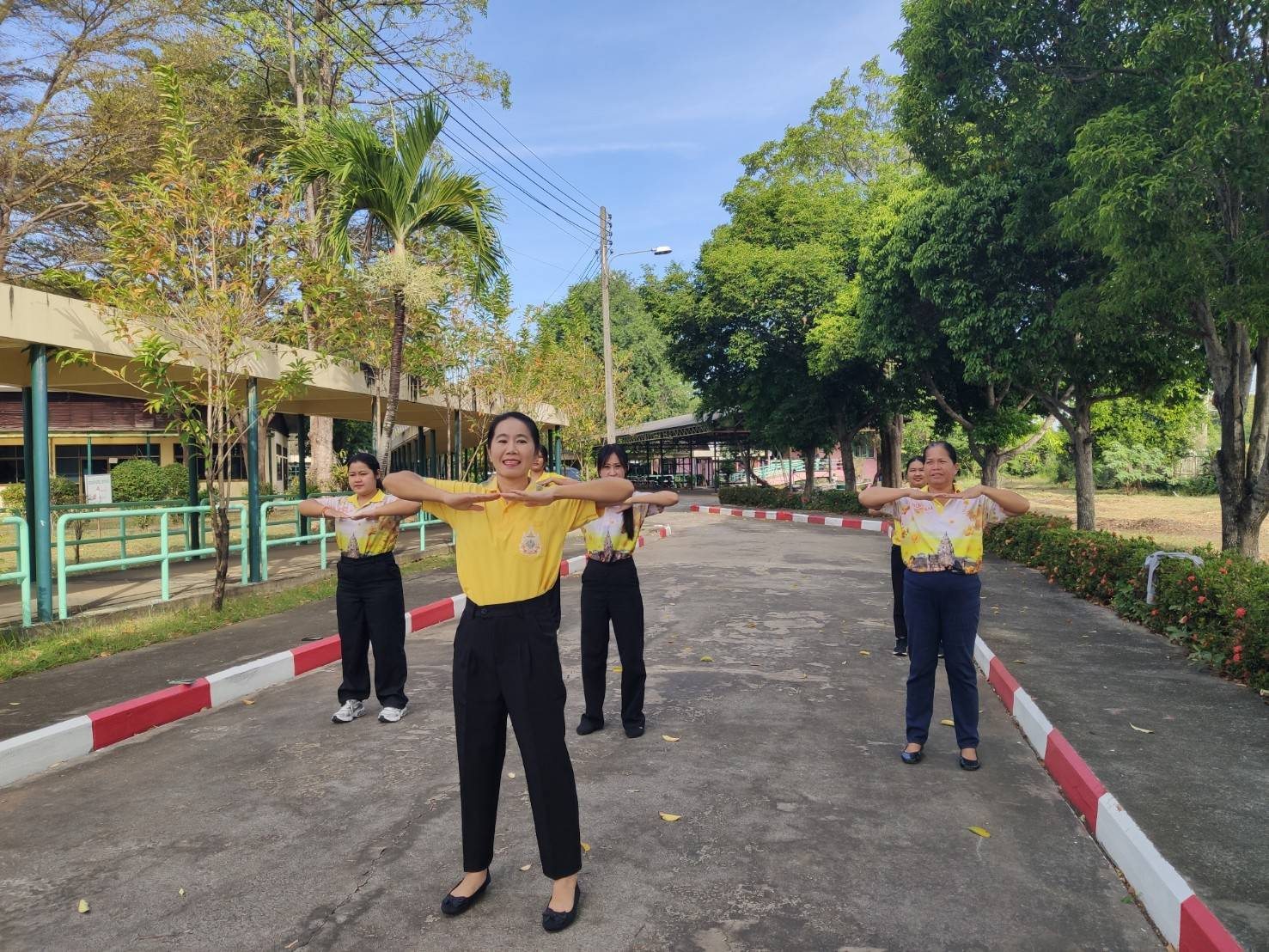 ออกกำลังกายเป็นนิจ ชีวิตเป็นสุข สุขภาพแข็งแรง โดยเจ้าหน้าที่และผู้สูงอายุ ออกกำลังกาย ยืดเหยียดกล้ามเนื้อ ก่อนปฏิบัติงาน 