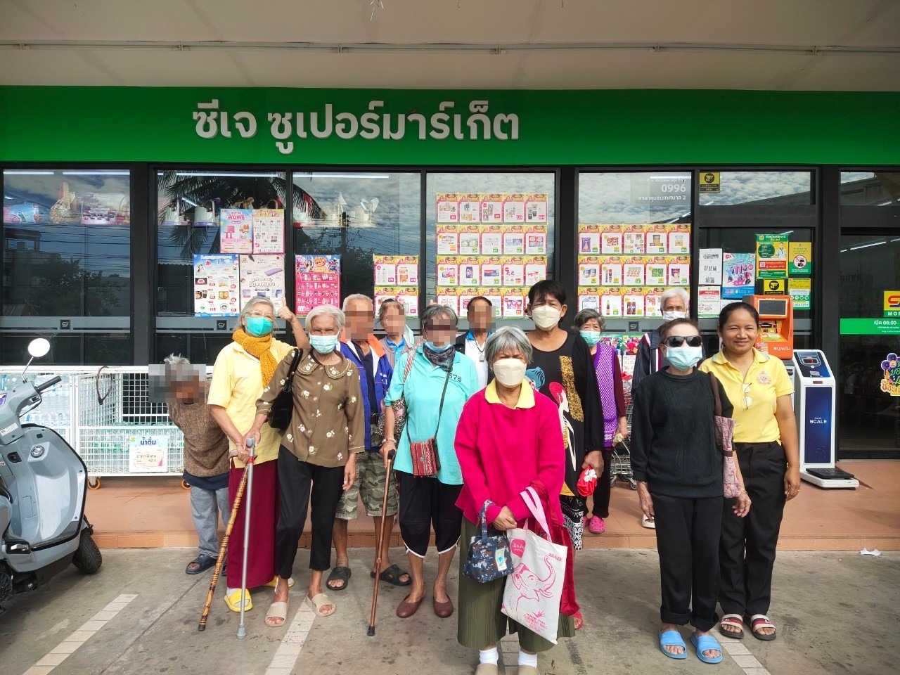 สูงวัยหรรษา พาช้อปปิ้ง ให้แก่ผู้สูงอายุในสถาบัน โดยนำผู้สูงอายุไปจับจ่ายซื้อของ ณ ร้าน CJ 