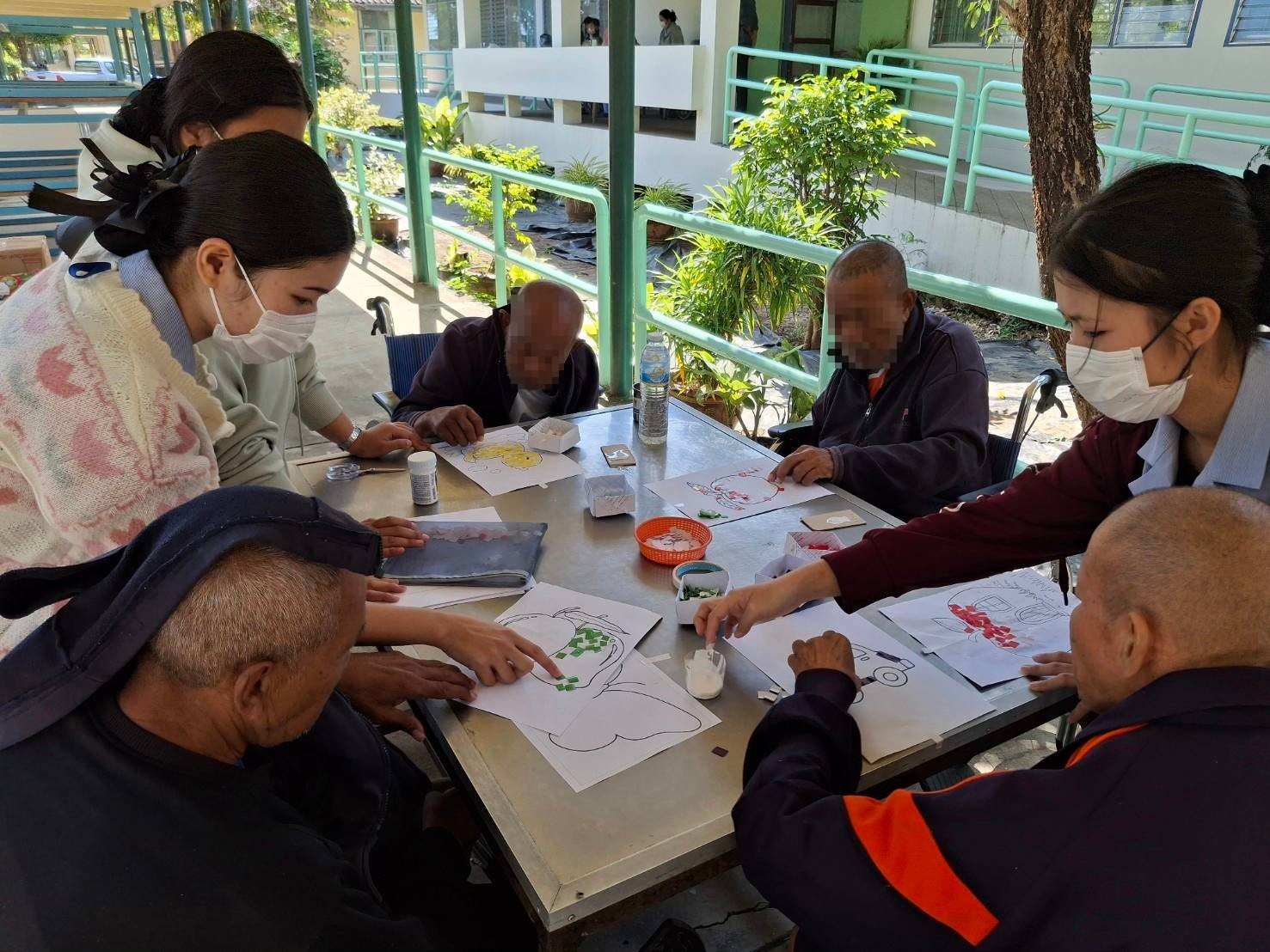สุขกาย สุขใจ วัยเก๋า โดยมีกิจกรรมศิลปะบำบัดชะลอสมองเสื่อม เพื่อส่งเสริมคุณภาพชีวิตของผู้สูงอายุ ลดความวิตกกังวล เกิดความสนุกสนาน และฝึกสมาธิ