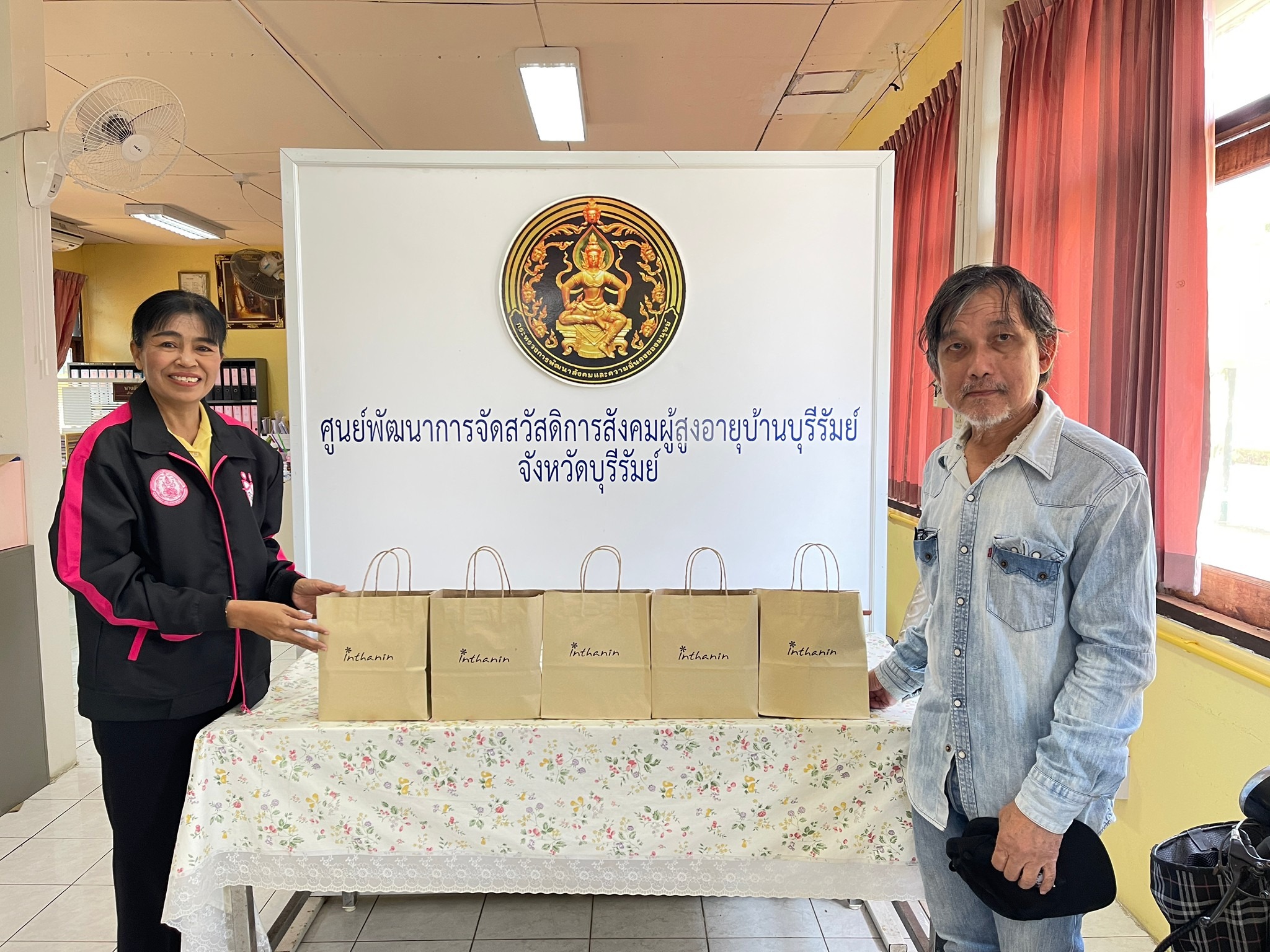 ศพส.บ้านบุรีรัมย์ ขอขอบคุณ คุณวิโรจน์  โอฬาวรวุฒิ บริจาค ขนม คุณณัญชยา  ศรกล้า บริจาค ชุดของขวัญปีใหม่