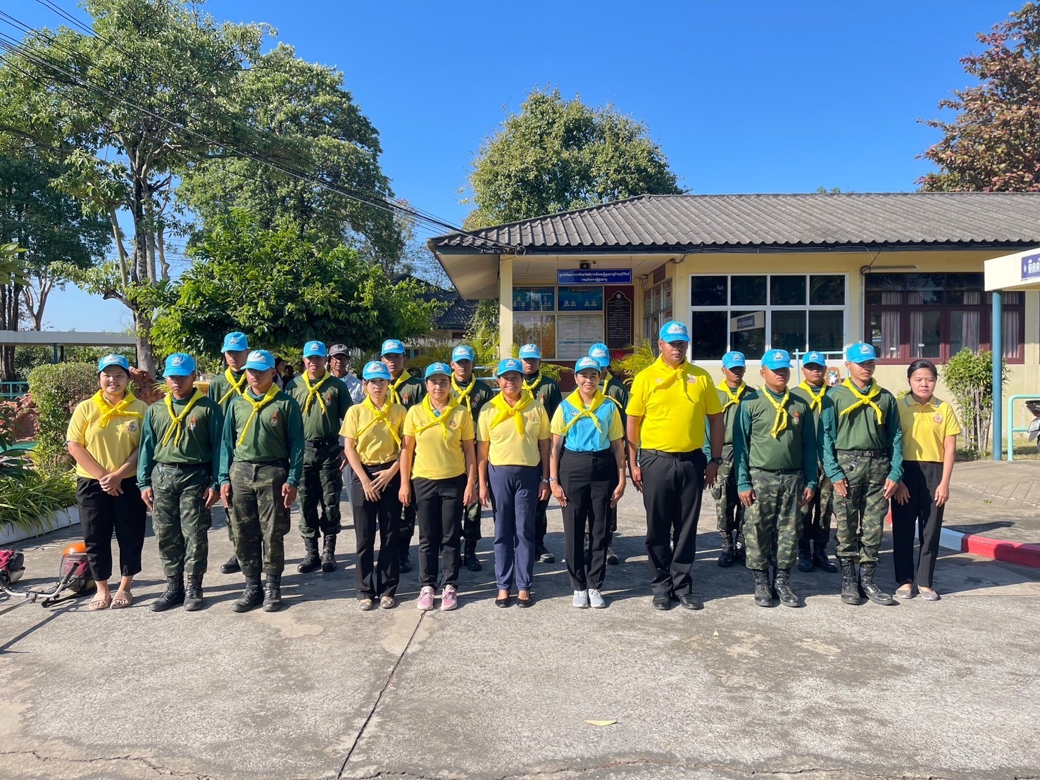 จิตอาสา โดยปรับภูมิทัศน์โดยรอบศูนย์ 