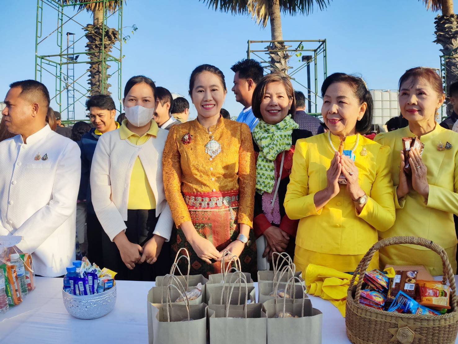 ร่วมทำบุญตักบาตรพระสงฆ์