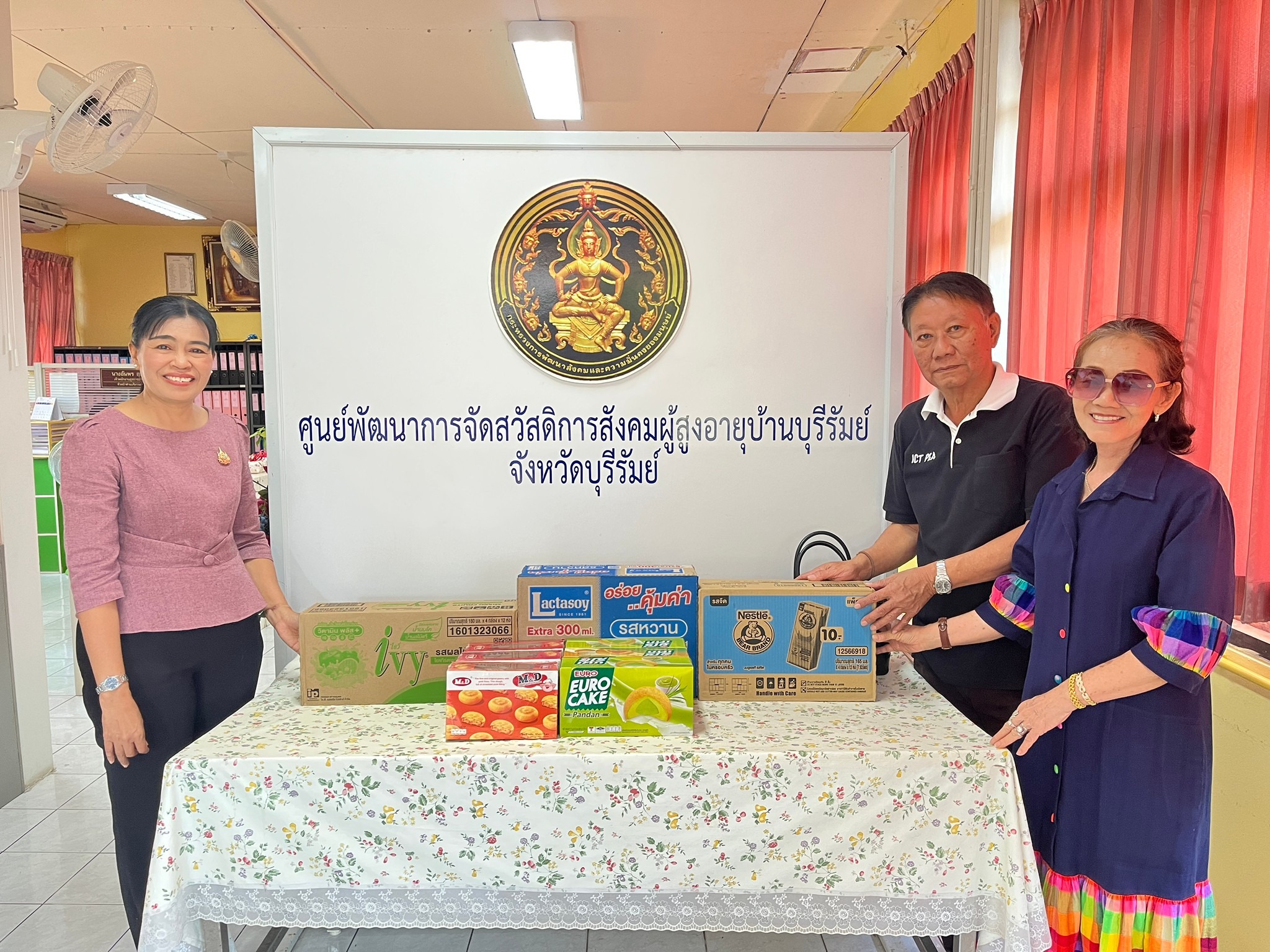 ศพส.บ้านบุรีรัมย์ ขอขอบคุณ  คุณวิษณุ อิศรางกูร ณ อยุธยา บริจาค นมและขนม  RMC ฟาร์ม บริจาคปุ๋ยคอกเพื่อใช้ในการเกษตร