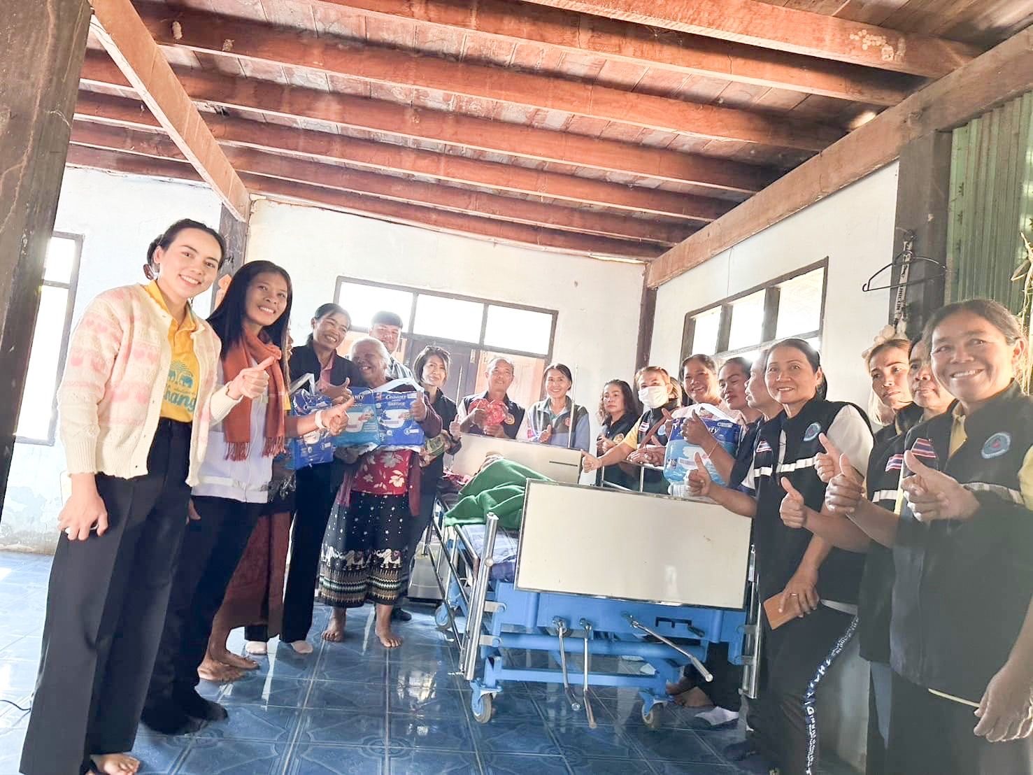 ศพส.บ้านบุรีรัมย์ ร่วมมอบเตียงผู้ป่วย และผ้าอ้อมผู้ใหญ่ให้กับผู้สูงอายุป่วยติดเตียง ในพื้นที่ ตำบลหนองขมาร อำเภอคูเมือง จังหวัดบุรีรัมย์