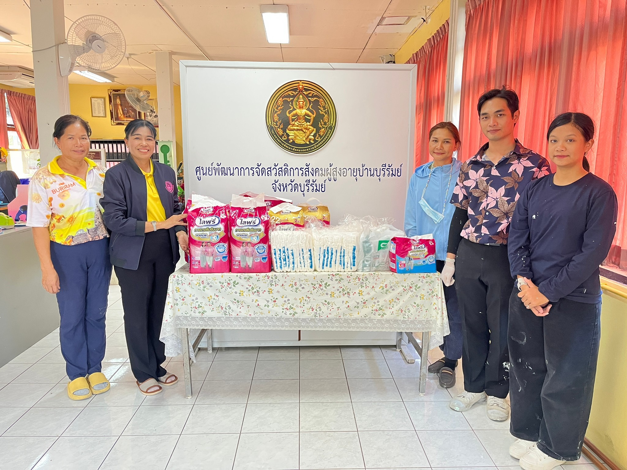 ศพส.บ้านบุรีรัมย์ ขอขอบคุณ  ชมรมเติมรัก มหาวิทยาลัยราชภัฎบุรีรัมย์ บริจาคผ้าอ้อมผู้ใหญ่  นางรำไพ กานต์ธนวัฒน์ บริจาคข้าวสาร 90 กก.