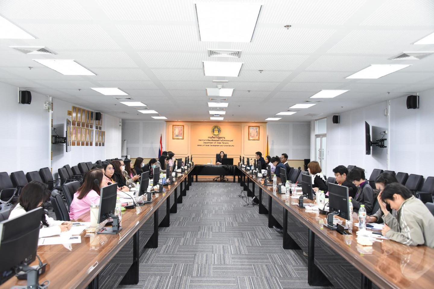 ประชุมถ่ายทอดตัวชี้วัดระดับองค์กรสู่การจัดทำคำรับรองการปฏิบัติราชการของหน่วยงานในสังกัดกรมกิจการผู้สูงอายุ ประจำปีงบประมาณ พ.ศ. 2568