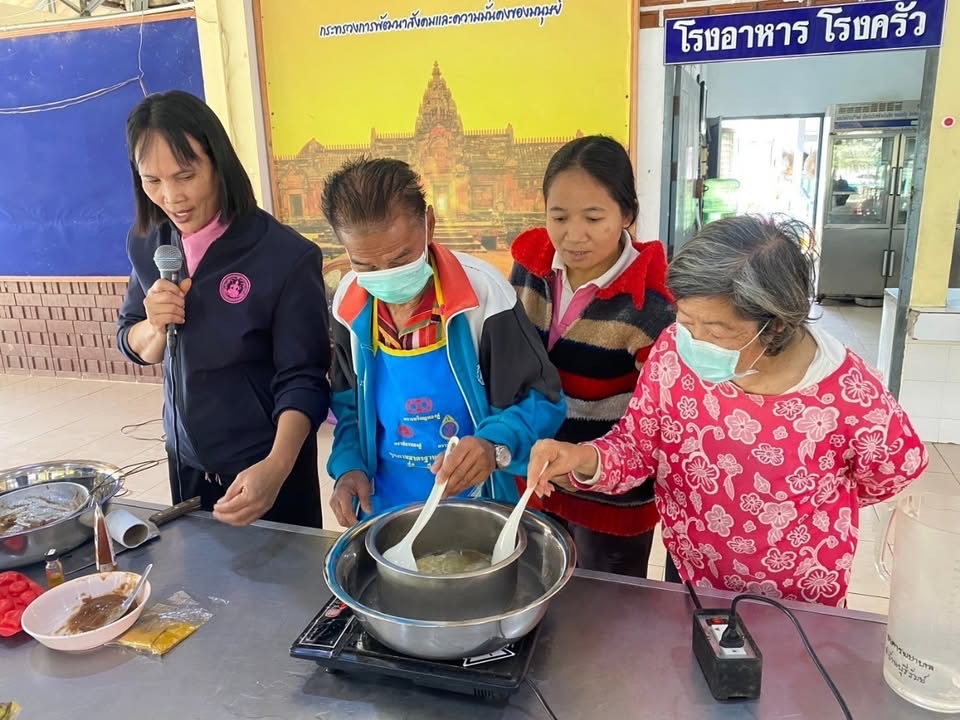 ศพส.บ้านบุรีรัมย์ ส่งเสริมให้ผู้สูงอายุในสถาบัน ทำกิจกรรม อาชีวบำบัด (ทำสบู่จากสมุนไพร) 