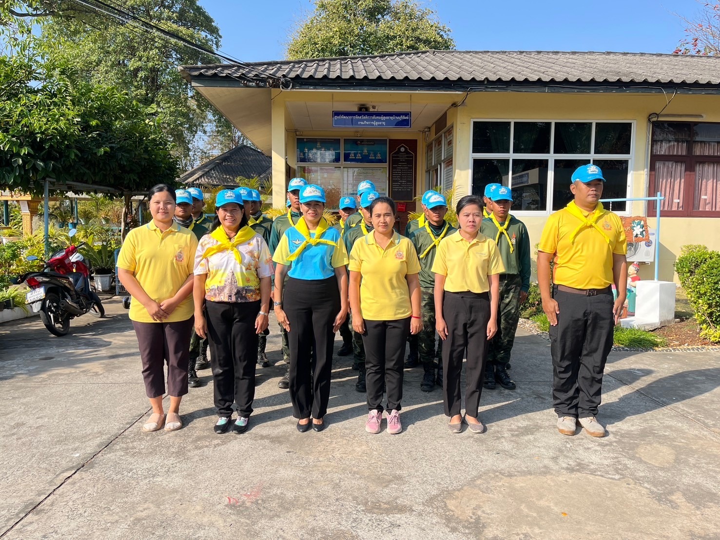 ศพส.บ้านบุรีรัมย์ ร่วมกับวิทยาลัยเทคนิคบุรีรัมย์ และมณฑลทหารบกที่ 26 ร่วมกันทำกิจกรรมจิตอาสา (ขัดสี-ทาสี ทางเชื่อมอาคาร ทำความสะอาดตัดแต่งกิ่งไม้บริเวณหน้า ศพส.)