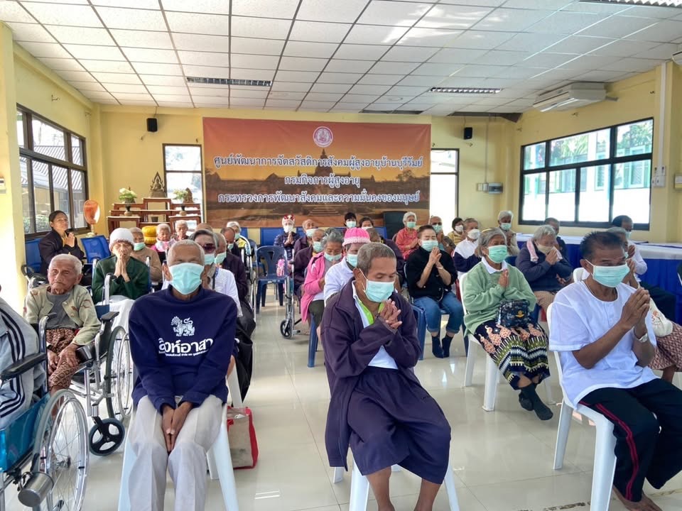 กิจกรรม ชินนสาสมาธิโดยผู้สูงอายุและเจ้าหน้าที่ ร่วมกันฝึกฝนวิธีการทำสมาธิ