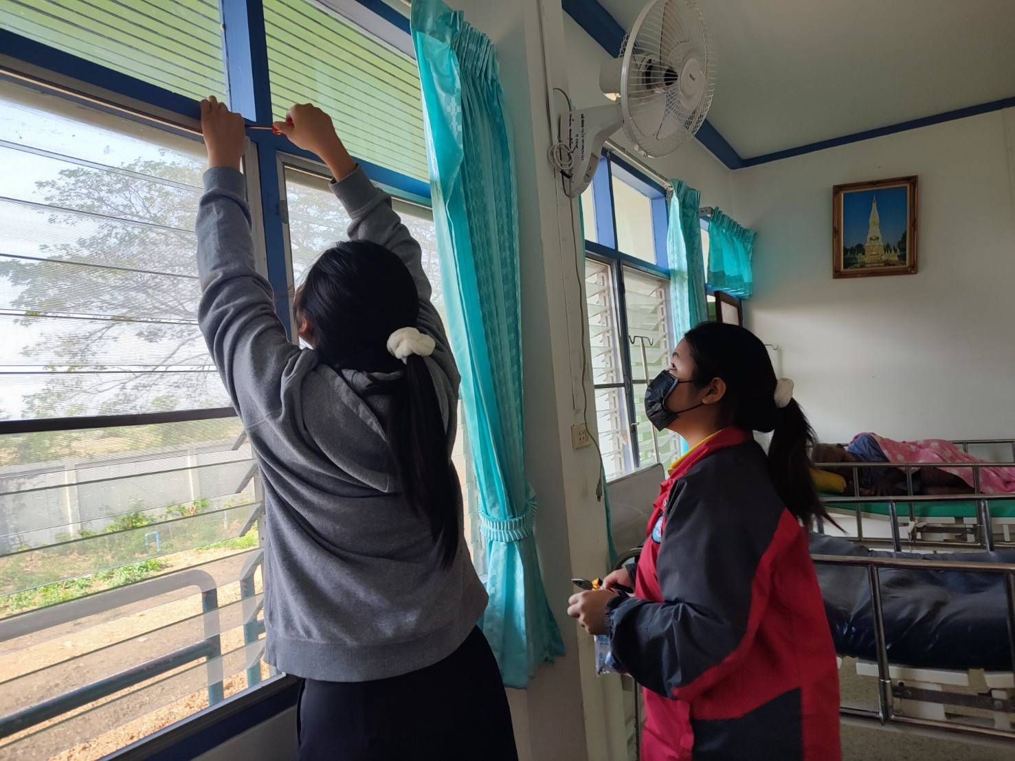 กิจกรรม พุธพัฒนา 5 ส. ซ่อมแซมมุ้งลวดตามเรือนนอน เพื่อส่งเสริมคุณค่าของเจ้าหน้าที่