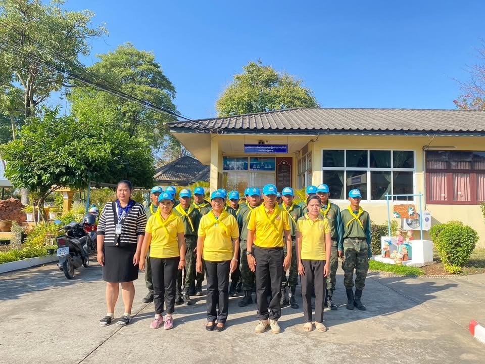 กิจกรรมจิตอาสา (ขัดสี-ทาสี ทางเชื่อมอาคาร ทำความสะอาดตัดแต่งกิ่งไม้บริเวณหน้า ศพส.) เพื่อส่งเสริมคุณค่าของเจ้าหน้าที่ในการมีจิตอาสา และเพื่อ