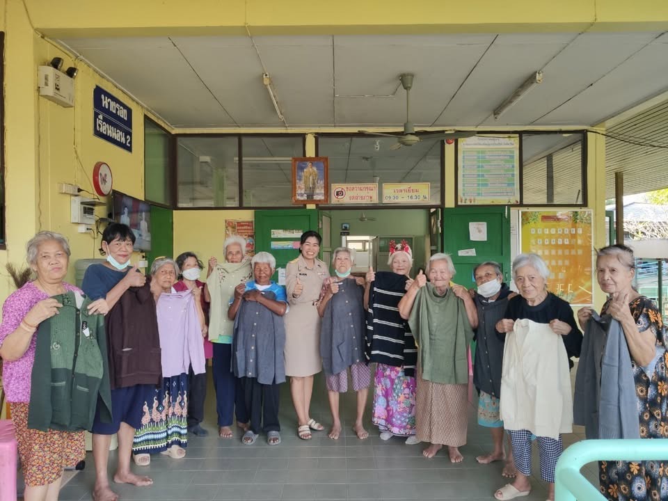  มอบเสื้อกันหนาวไหมพรมให้กับผู้รับบริการ