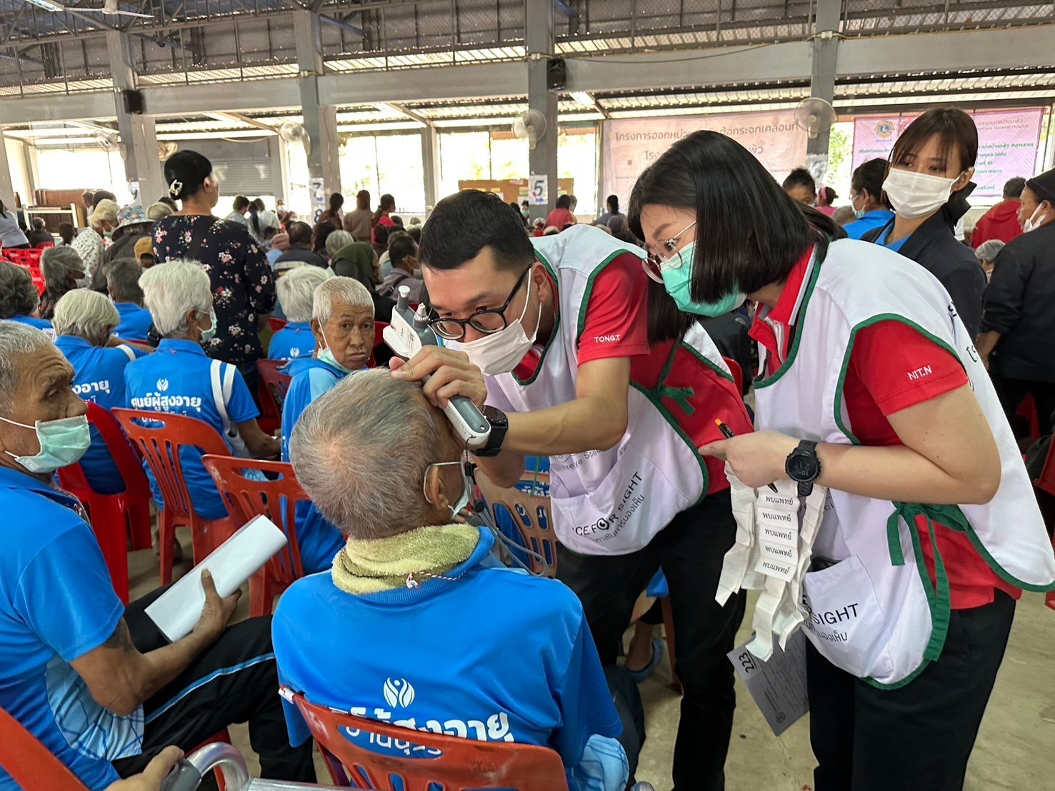 นำผู้สูงอายุตรวจคัดกรองต้อกระจก โครงการแสงแก้ว 