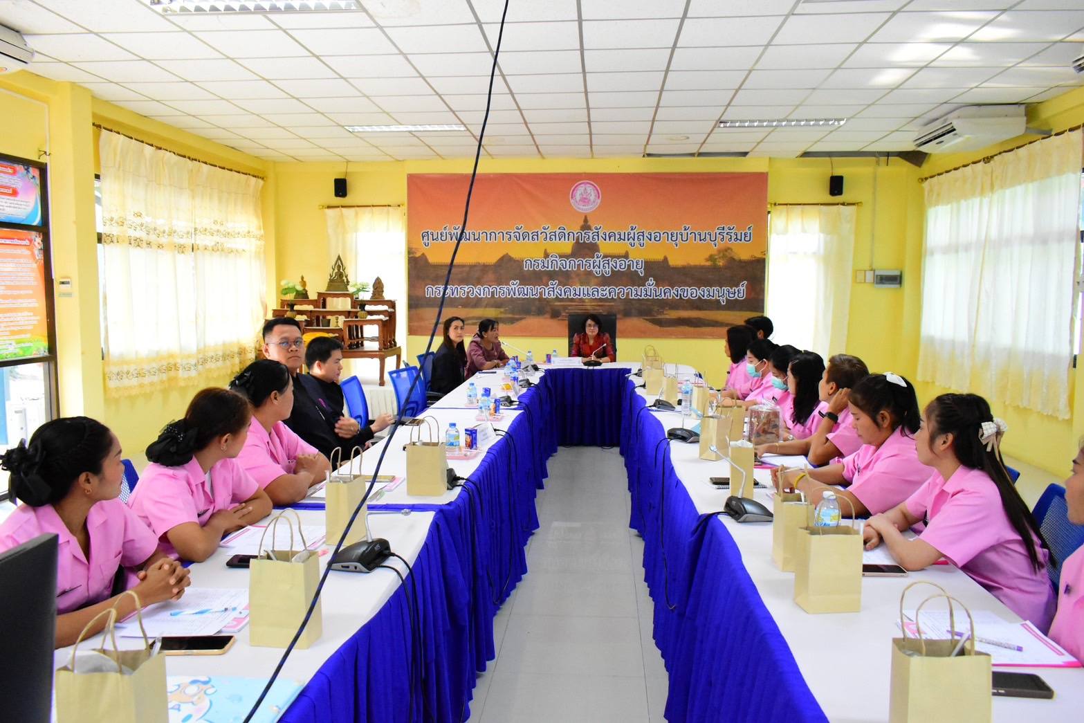 ให้การต้อนรับ และปฐมนิเทศผู้เข้ารับการฝึกงานหลักสูตรผู้บริบาลคุ้มครองสิทธิผู้สูงอายุ 