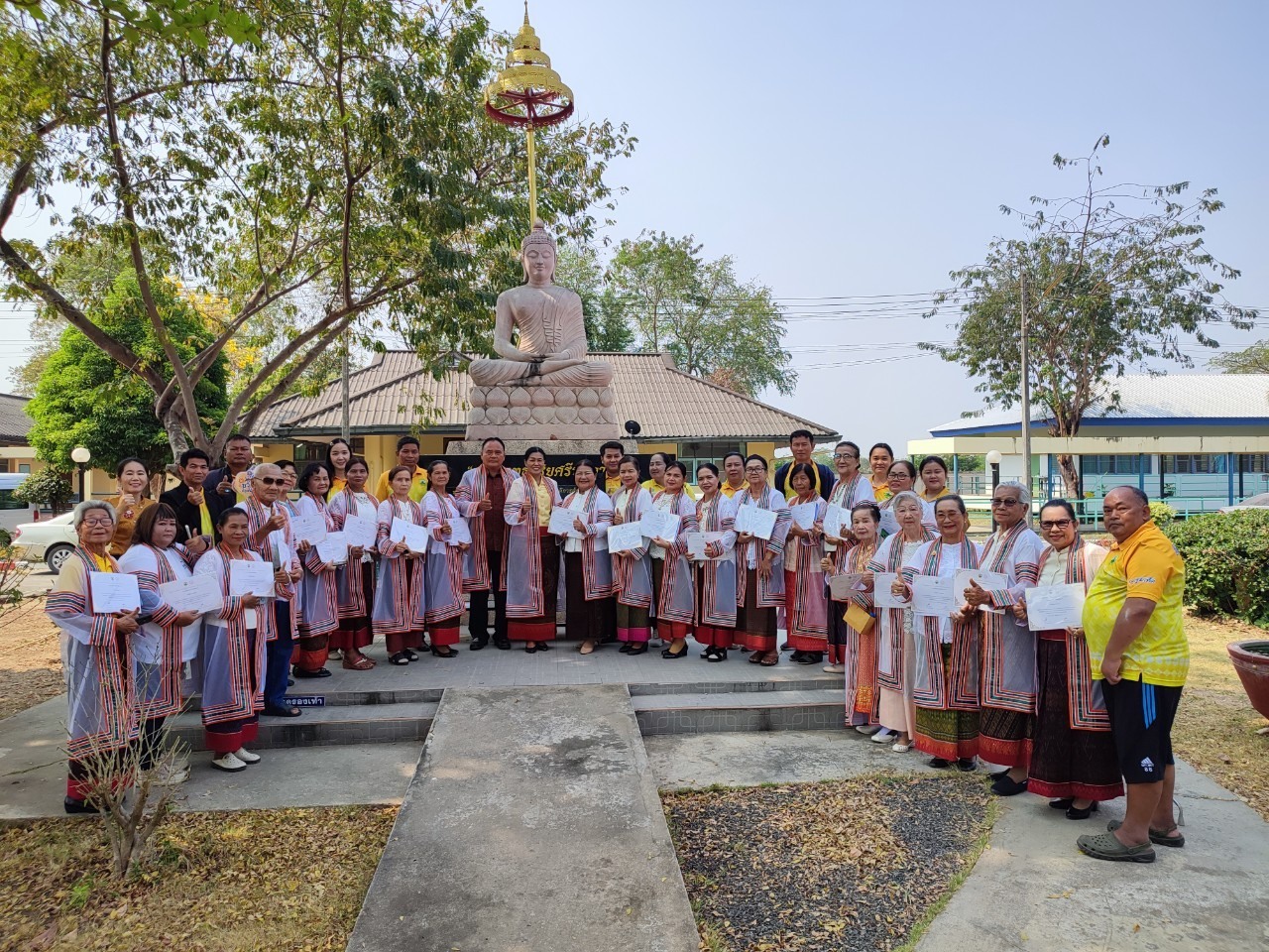 พิธีรับมอบประกาศนียบัตรแก่ผู้สำเร็จการศึกษาโรงเรียนผู้สูงอายุเทศบาลเมืองชุมเห็ด รุ่นที่ 1