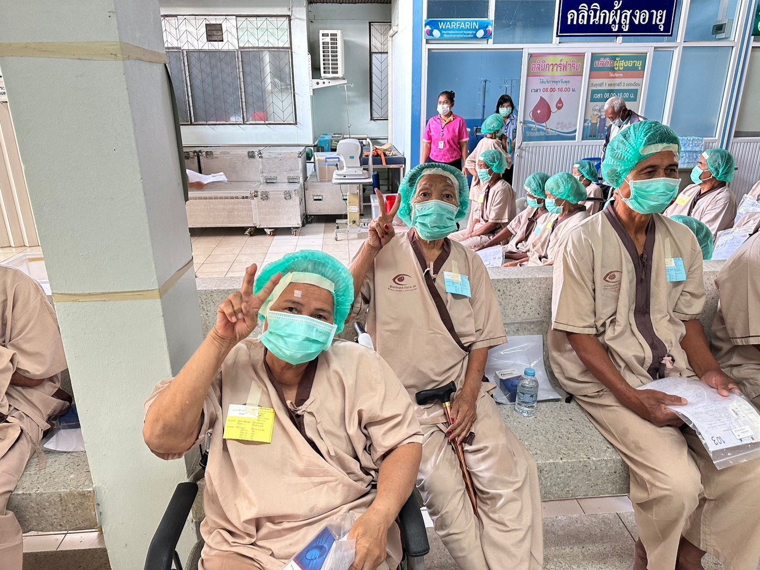 นำผู้สูงอายุเข้ารับการผ่าตัดต้อกระจก โครงการแสงแก้ว 